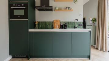 Een koelkast, een magnetron, een oven, een kookplaat