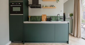 冰箱、微波炉、烤箱、炉灶