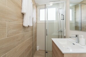 Sèche-cheveux, serviettes fournies, papier toilette