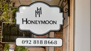 A storefront with a sign reading "HONEYMOON" and a phone number "092 818 8668". - HONEYMOON HOTEL 2 (Hanoi)