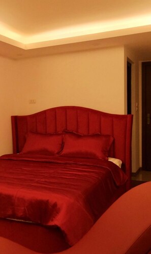 Habitación doble de diseñador | Ropa de cama de alta calidad y artículos del minibar gratis 