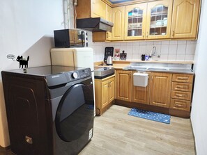 冷蔵庫、電子レンジ、調理器具と食器