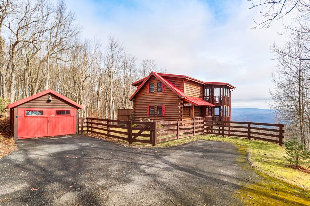 Cozy Cabin w\/ Blue Ridge Mountain Views & Hot Tub