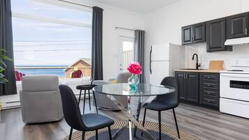 Studio Suite, Ocean View, Oceanfront | In-room dining