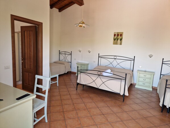 8 bedrooms, WiFi, bed sheets