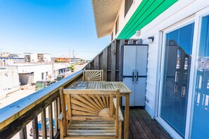 Outdoor dining - Cozy 1 Bedroom Condo s/short walk to the beach & Northside Park in N.OCMD (Ocean City)