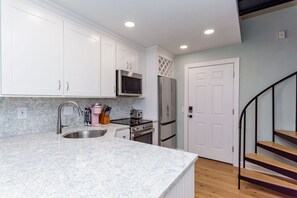 Private kitchen - Cozy 1 Bedroom Condo s/short walk to the beach & Northside Park in N.OCMD (Ocean City)