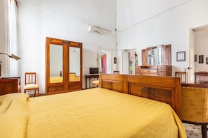 5 bedrooms, bed sheets