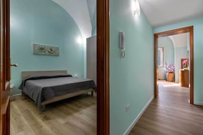 1 bedroom, internet, bed sheets