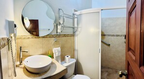 Douche, sèche-cheveux, serviettes fournies, savon