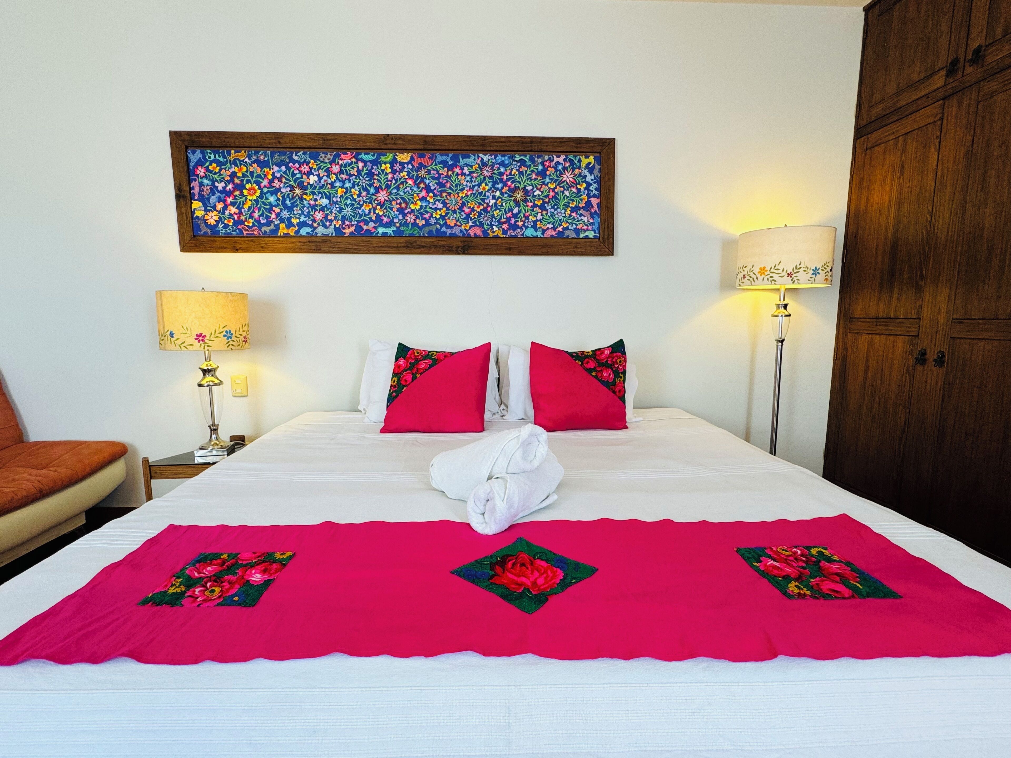 8 slaapkamers, een bureau, een strijkplank/strijkijzer, reisbedje