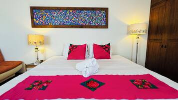 8 chambres, bureau, fer et planche à repasser, lit parapluie