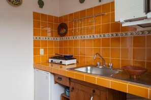 Køleskab, mikrobølgeovn, køkkentøj/tallerkener/redskaber