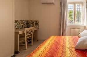 2 slaapkamers, een bureau, een strijkplank/strijkijzer, reisbedje