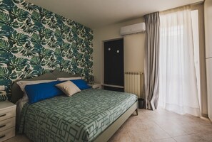 2 chambres, bureau, fer et planche à repasser, lit de bébé portatif