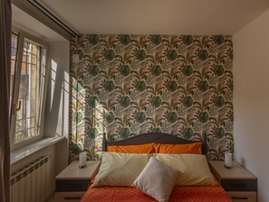2 slaapkamers, een bureau, een strijkplank/strijkijzer, reisbedje