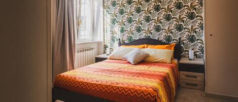 2 dormitorios, escritorio, tabla de planchar con plancha y cuna de viaje