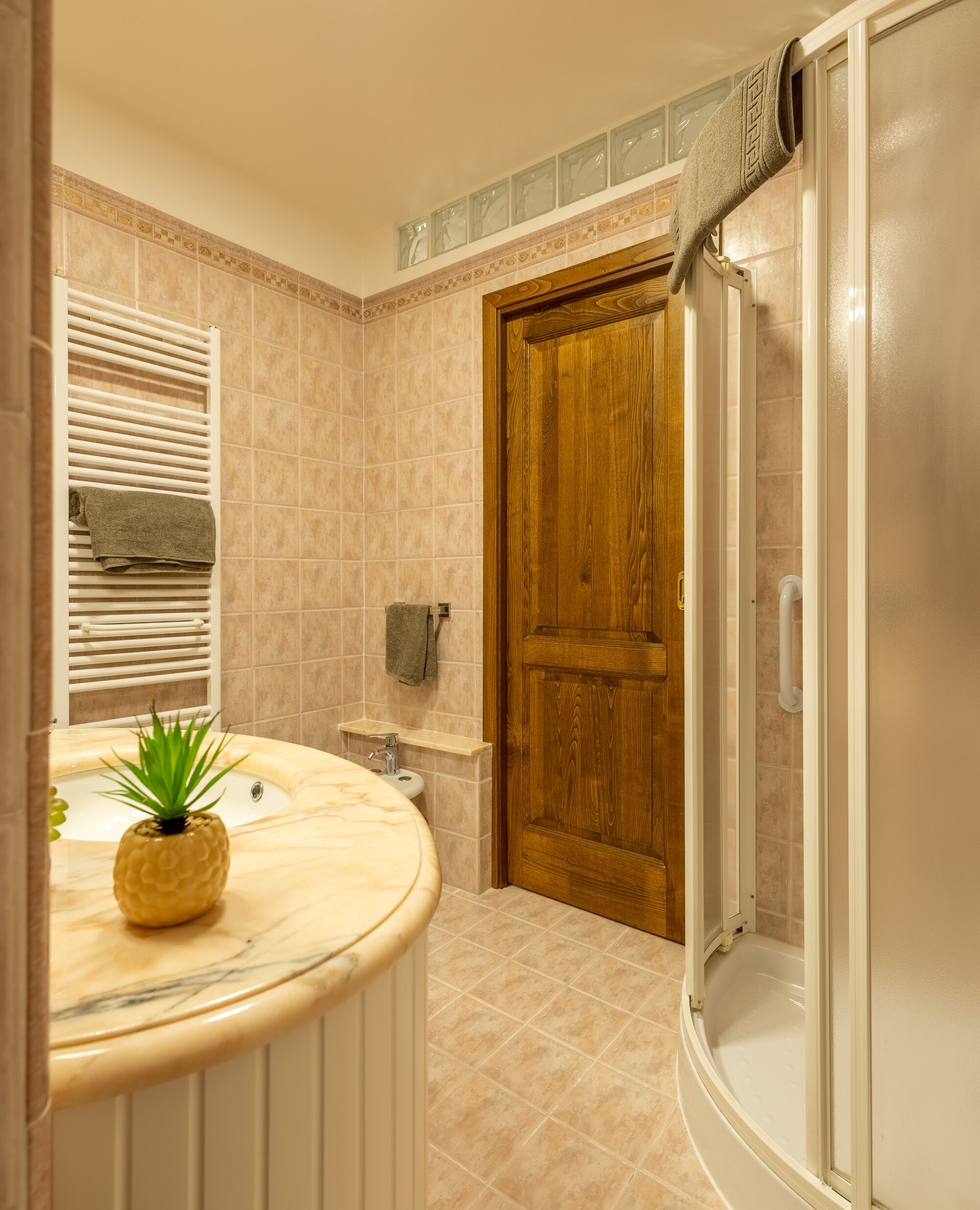 Doccia, asciugacapelli, bidet, asciugamani