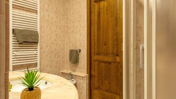 Doccia, asciugacapelli, bidet, asciugamani