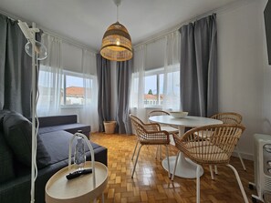 Rainfall showerhead, hair dryer, towels, shampoo - LM Art Apartments (Porto)