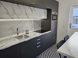 Fridge, microwave, stovetop, cookware/dishes/utensils - LM Art Apartments (Porto)