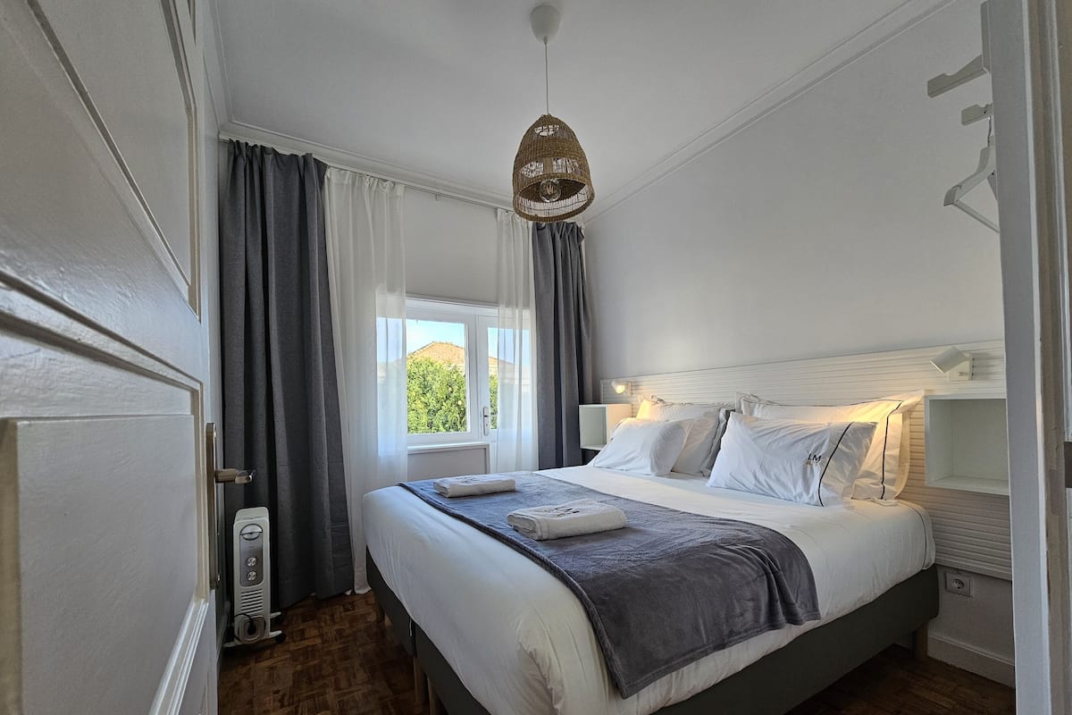 2 kamar tidur, seprai premium, dan didekorasi berbeda-beda