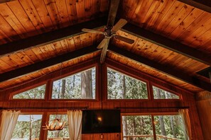 Interior - sleepy bear cabin with AC / private lake in peaceful Arnold (Arnold , California)