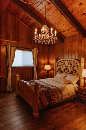 2 bedrooms, WiFi, bed sheets - sleepy bear cabin with AC / private lake in peaceful Arnold (Arnold , California)