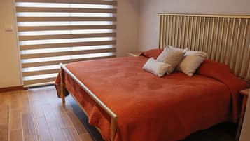 Superior-Apartment, Balkon, Gartenblick | 2 Schlafzimmer, hochwertige Bettwaren, individuell dekoriert