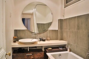 Haartrockner, Handtücher, Seife, Toilettenpapier