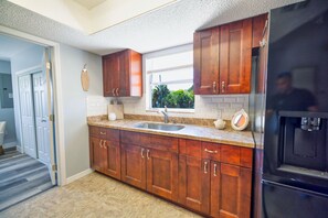 Haartrockner, Handtücher, Seife, Toilettenpapier