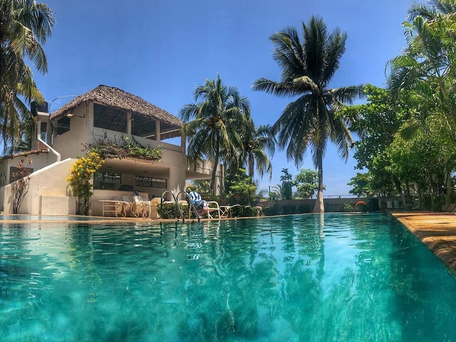 Chalet | Zwembad | Een buitenzwembad, ligstoelen bij het zwembad