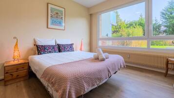 2 bedrooms, desk, iron/ironing board, internet