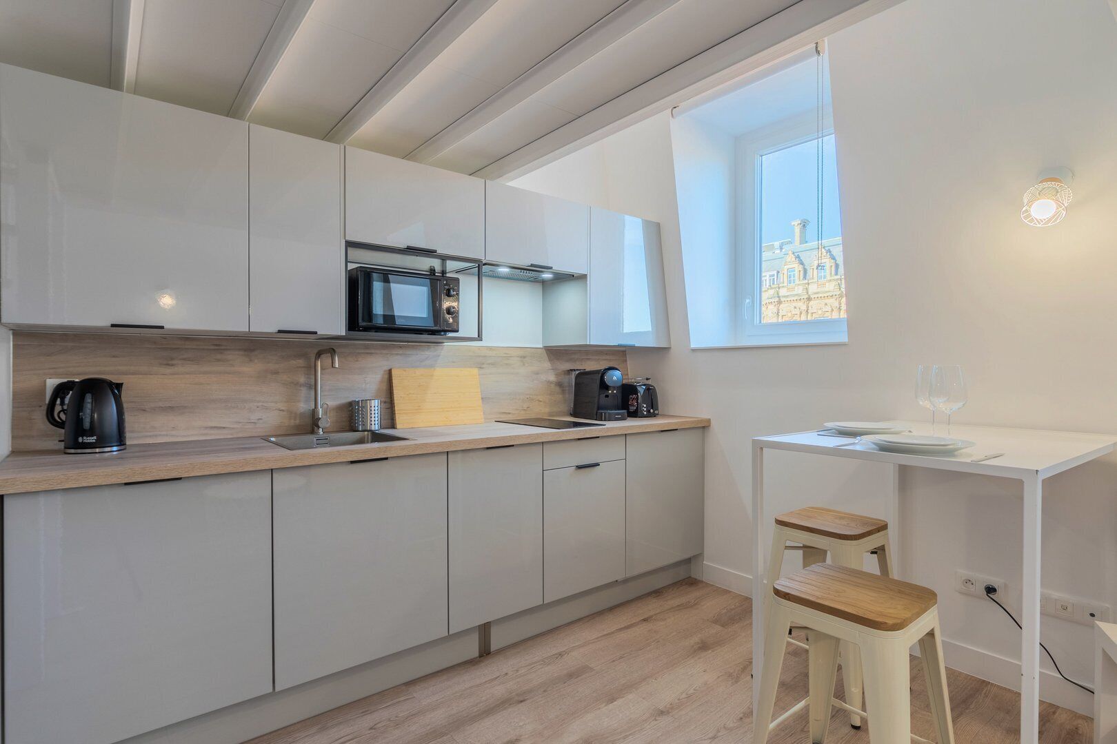 Fridge, microwave, dishwasher, coffee/tea maker