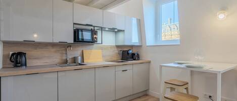 Réfrigérateur, micro-ondes, lave-vaisselle, cafetiÚre/bouilloire