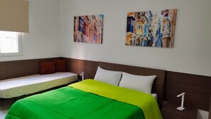 1 dormitori, planxa i posts de planxar, Internet i roba de llit 