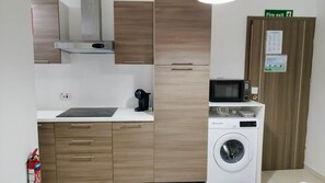 Fridge, oven, stovetop, coffee/tea maker