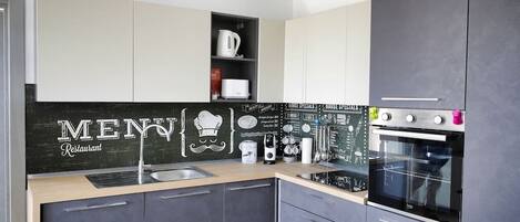 Fridge, oven, stovetop, dishwasher