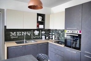 Fridge, oven, stovetop, dishwasher