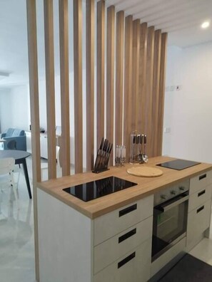 Køleskab, mikrobølgeovn, ovn, kogeplade