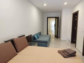 4 bedrooms, iron/ironing board, internet, bed sheets