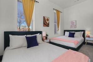 4 makuuhuonetta, työpöytä, silitysrauta/-lauta, vauvan matkasänky