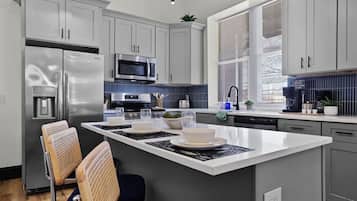 Kylskåp, mikrovågsugn, ugn och spishäll