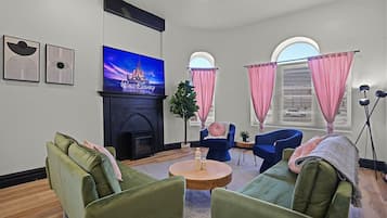 Älytelevisio, takka, videopelejä, pöytäjalkapallopöytä