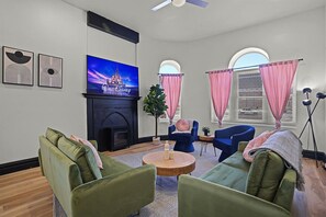 TV connectée, cheminée, jeux vidéo, baby-foot