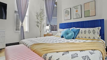 4 makuuhuonetta, työpöytä, silitysrauta/-lauta, vauvan matkasänky