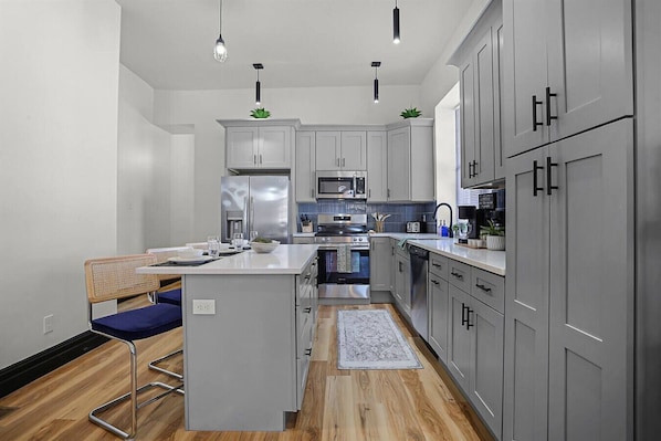 Réfrigérateur, micro-ondes, four, plaque de cuisson