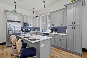 Jääkaappi, mikroaaltouuni, uuni, liesi