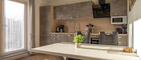 Frigorífico, microondas, horno y placa de cocina