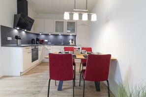 Een koelkast, een oven, een kookplaat, een vaatwasser